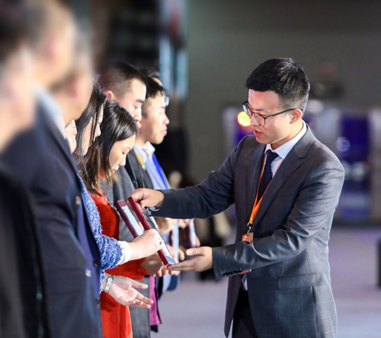 喜訊丨伊派設(shè)計(jì)榮獲2019年度中國房地產(chǎn)供應(yīng)商【軟裝飾品】十強(qiáng)?！